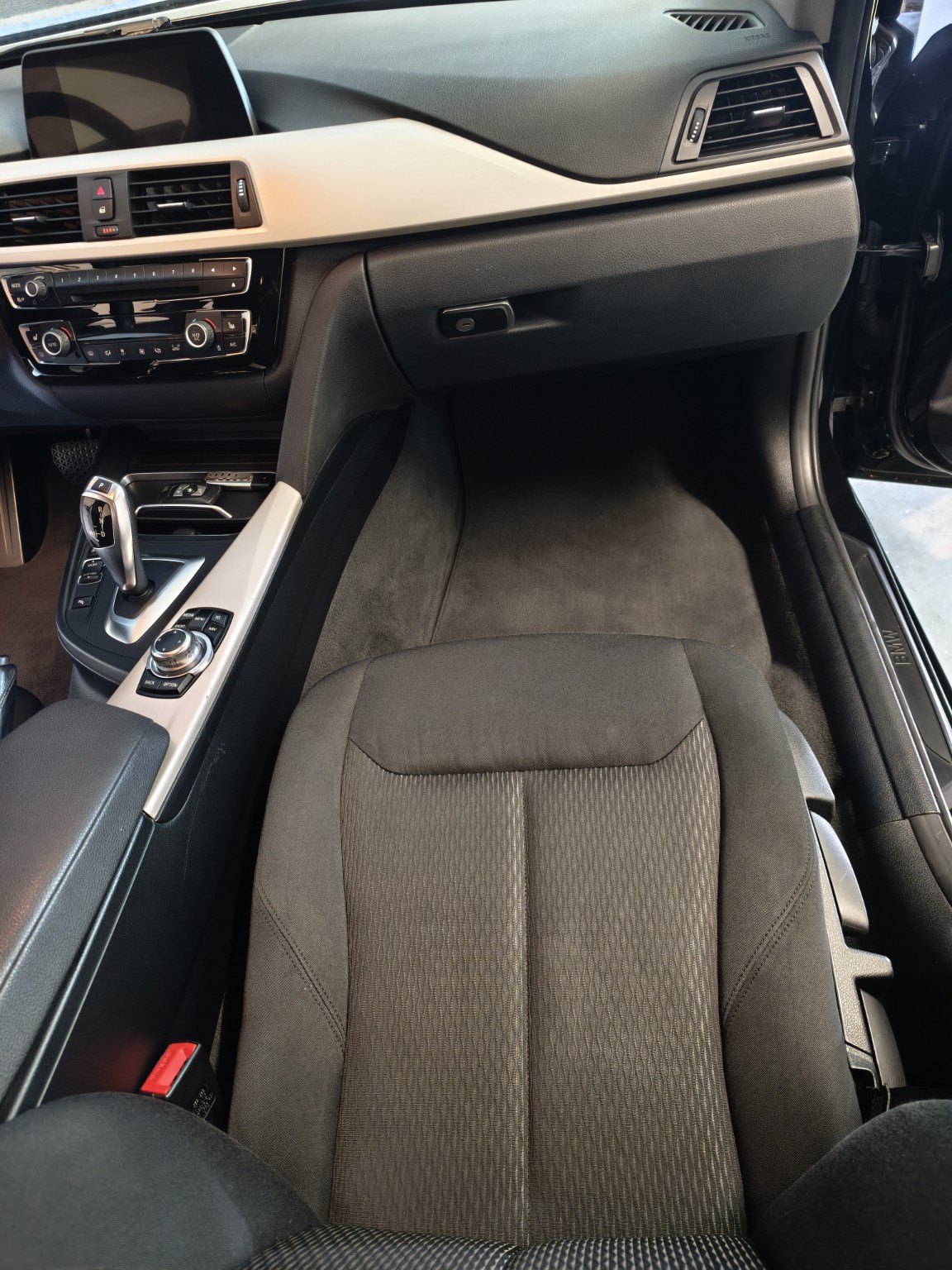 Nachher: Gereinigtes BMW Cockpit und sauberer Beifahrerbereich