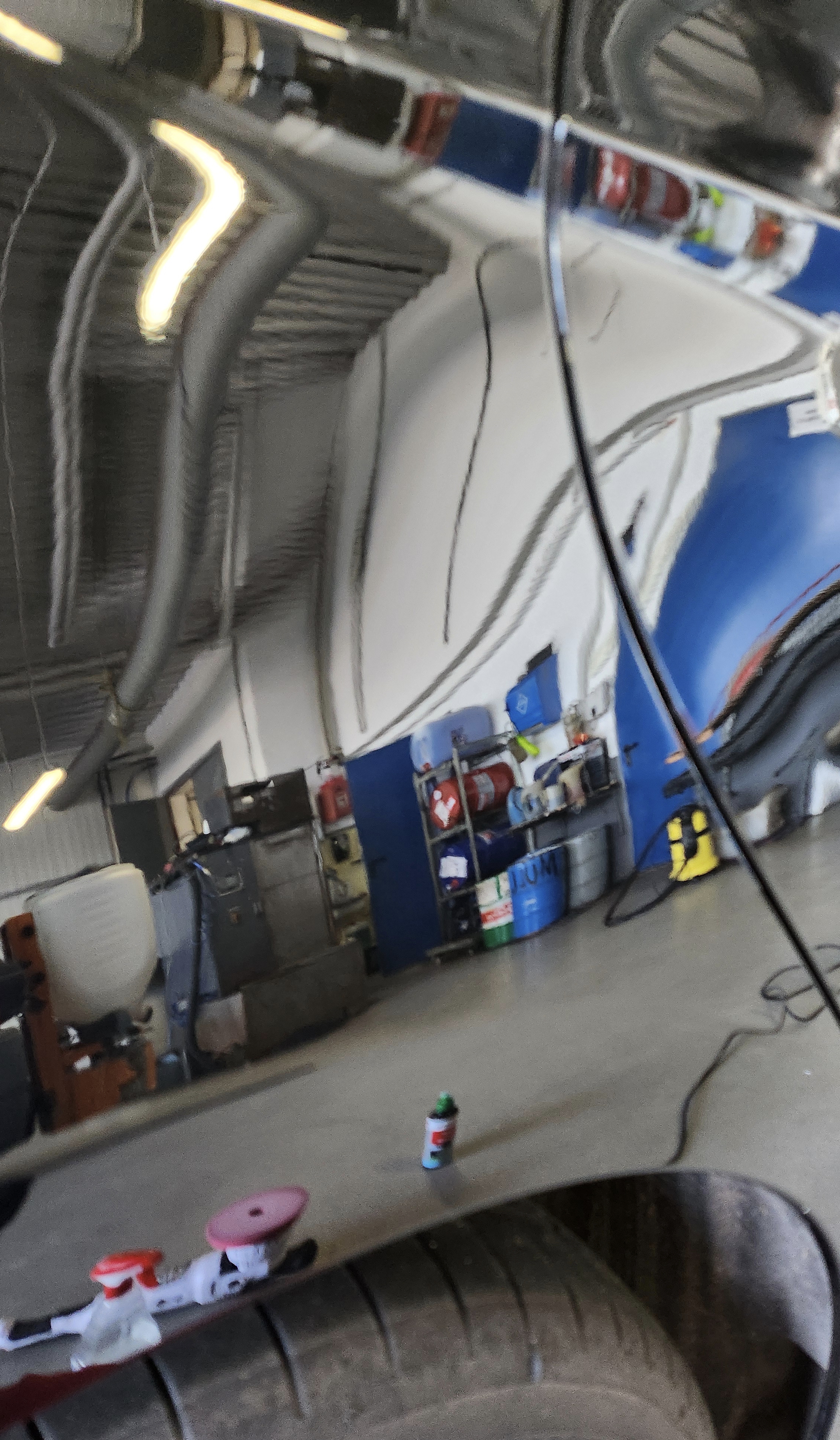 Nachher: Schwarzer Lack nach Lackaufbereitung – klarer Spiegelglanz