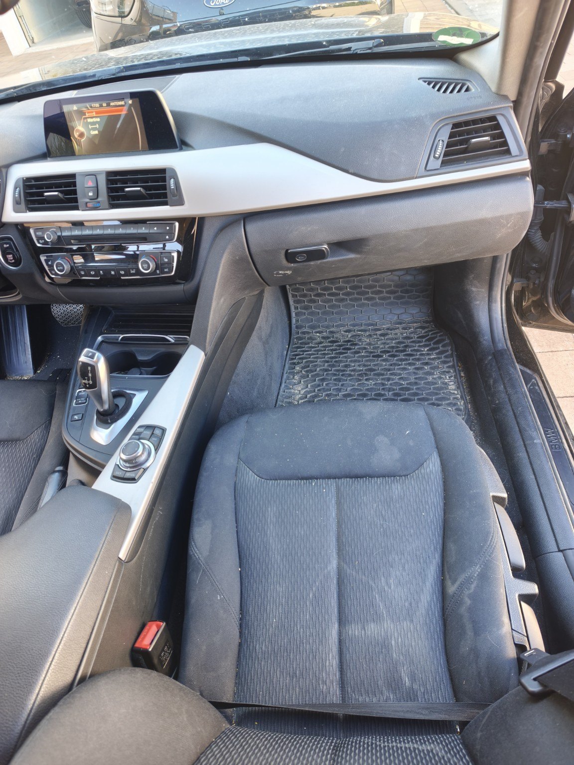 Vorher: BMW Cockpit und Beifahrerbereich mit Staub und Verschmutzungen
