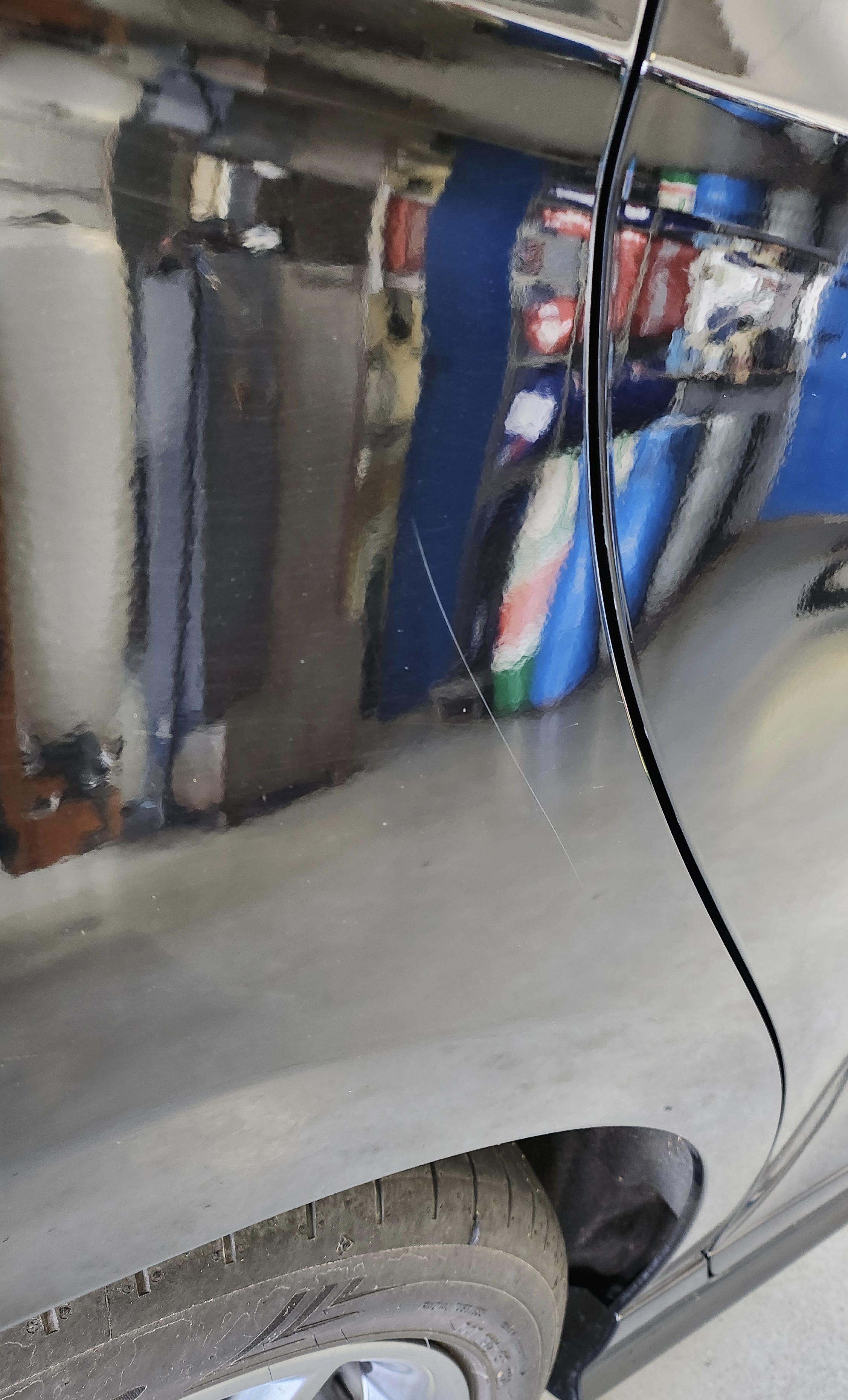 Vorher: Kratzer im schwarzen Lack, matte Reflexion