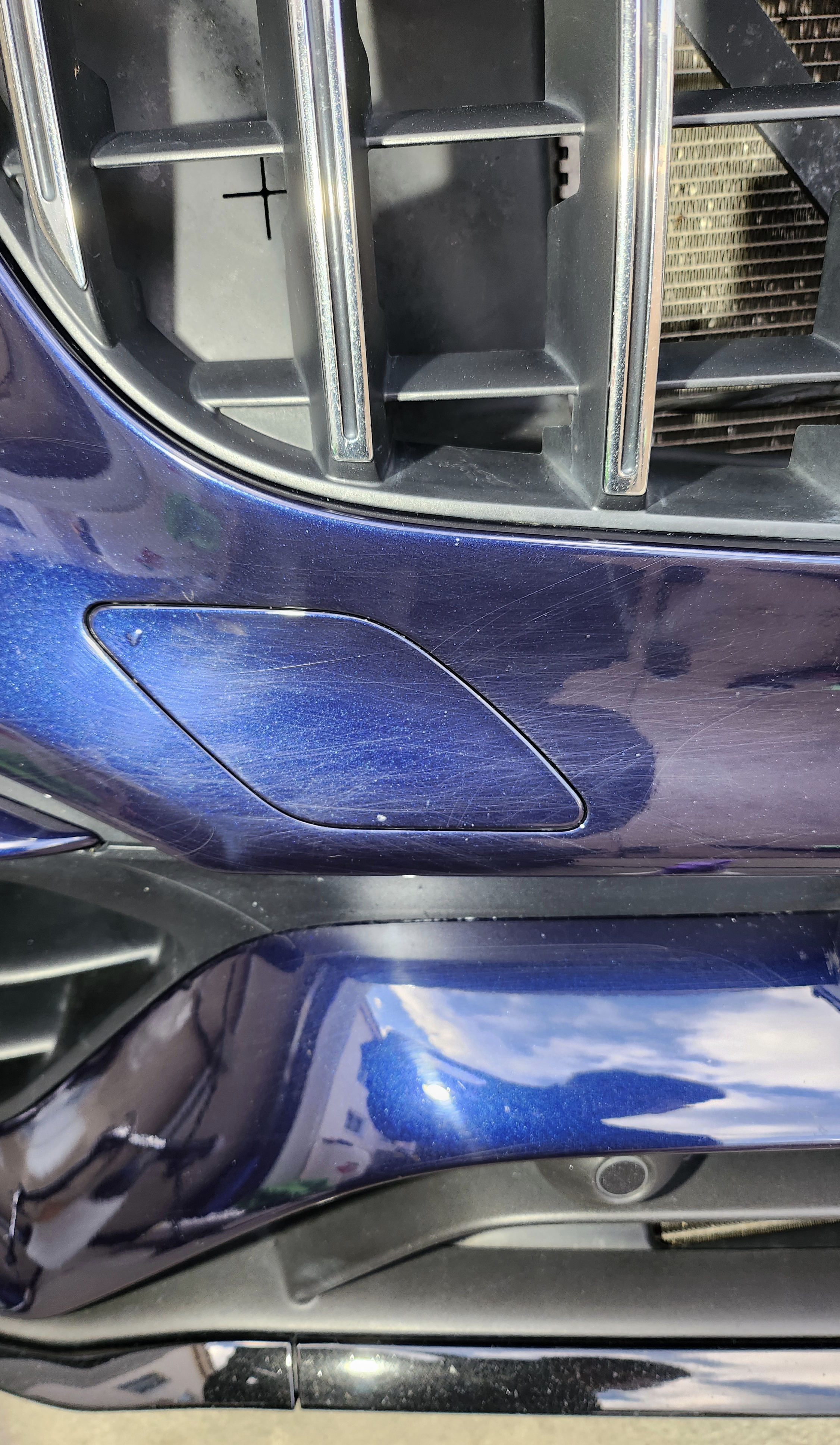 Vorher: Lack blau mit Kratzern und mattem Glanz